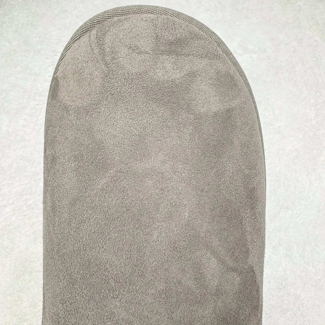 Pick up locally💰520 UGG 6222 Classic short-cut autumn and winter sheepskin and fur integrated snow boots. All shoes are made from the same factory as ZP. Longfeng A-grade Australian imported sheepskin and fur integrated men's and women's boots. Brand OEM production line. Fully follow the ZP process. OEM original pattern maker. Adhering to the principle of no original shoes and no development selection. Pay attention to every detail. The most authentic version on the market. TREADLITE "Light Wing" technology outsole. Lightweight/durable/flexible/pile size: 35 36 37 38 39 40 41 42 43 44 45 Coding: by2936070
